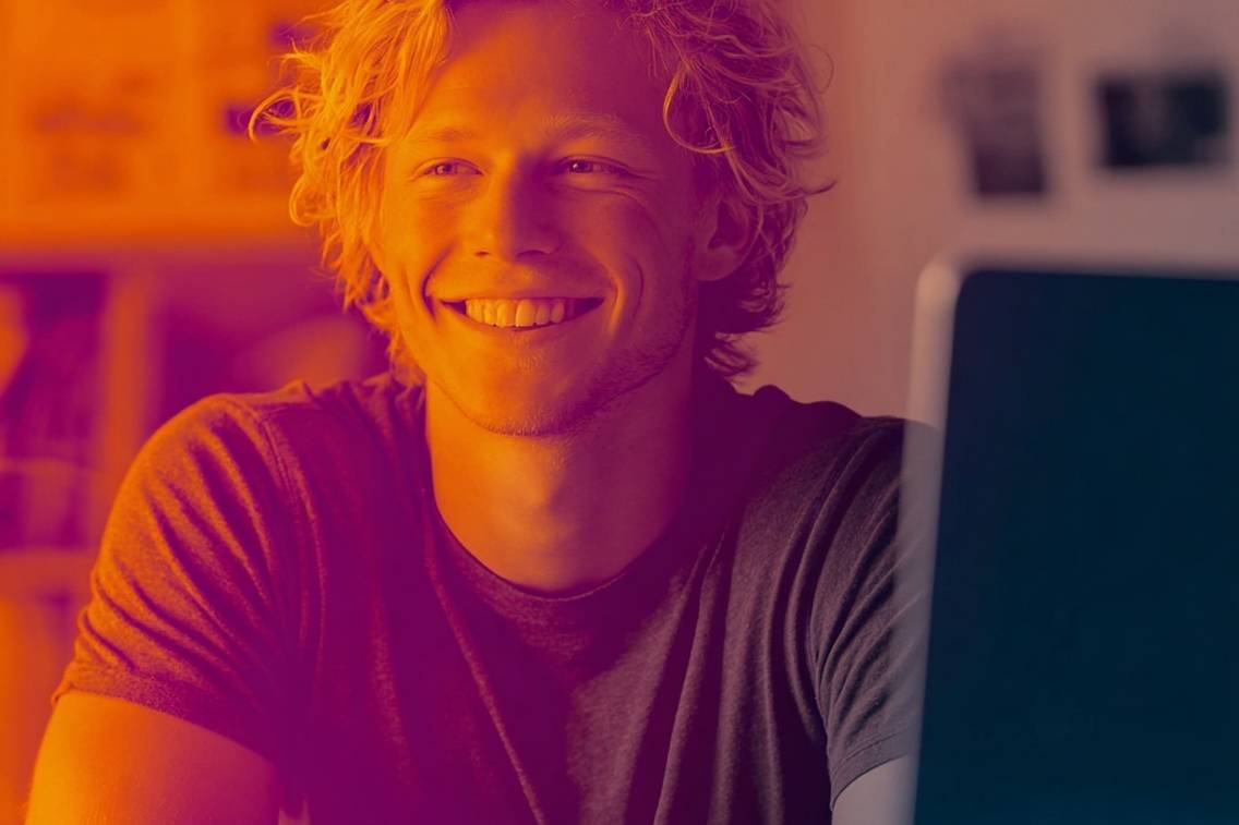 entrepreneur boit un café et demande l'ACRE